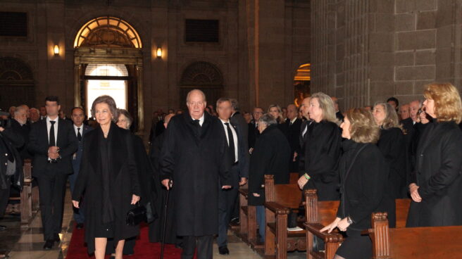 Juan Carlos I y Doña Sofía en la misa conmemorativa del XXV aniversario del fallecimiento del Conde de Barcelona, días antes de su última operación.