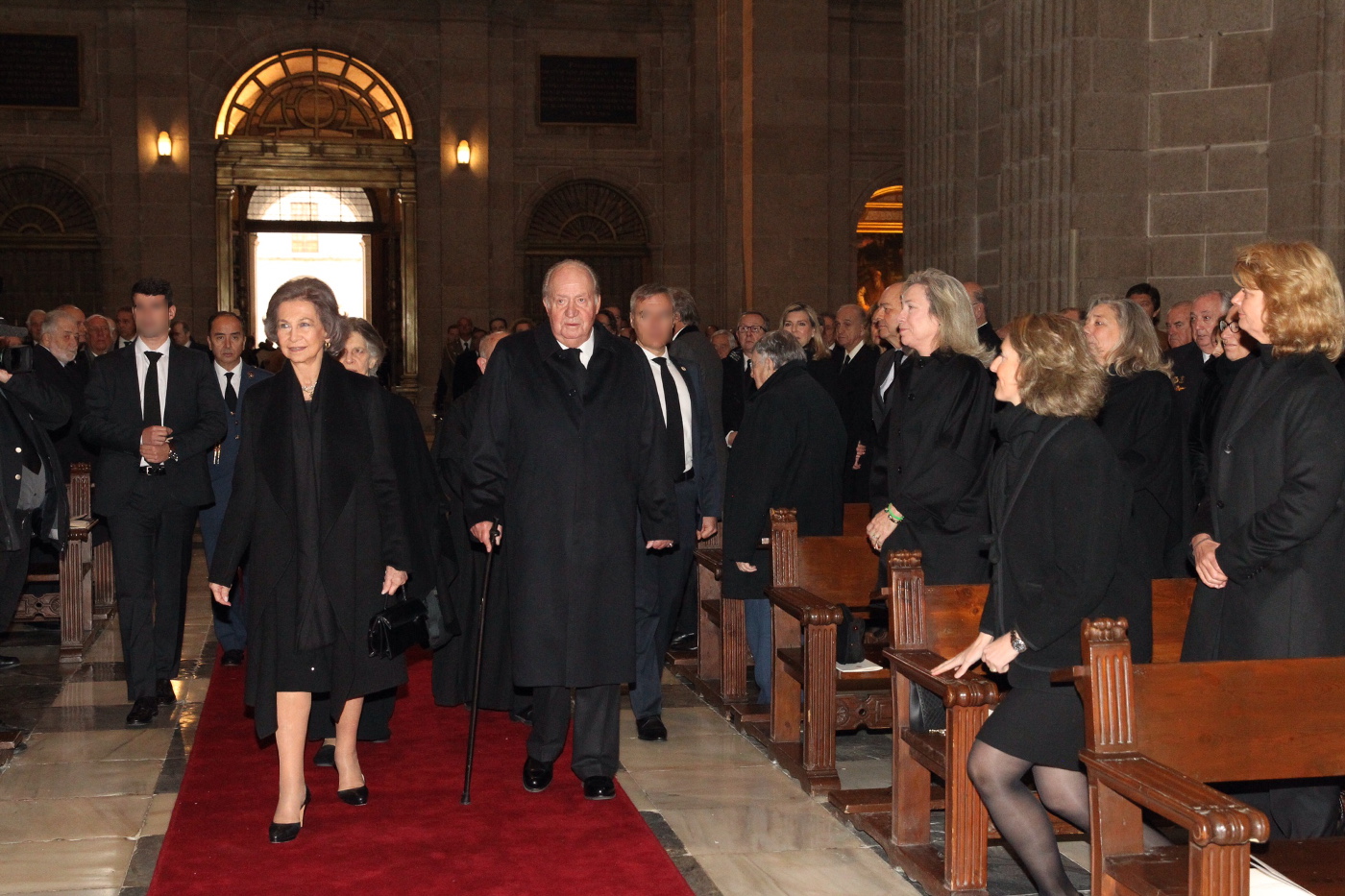 Juan Carlos I y Doña Sofía en la misa conmemorativa del XXV aniversario del fallecimiento del Conde de Barcelona, días antes de su última operación.