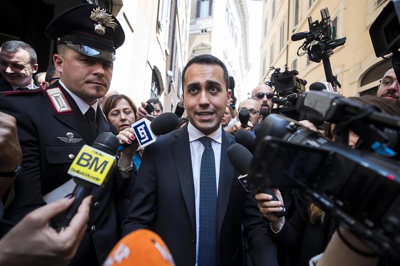 Luigi di Maio, rodeado de periodistas, en Milán.