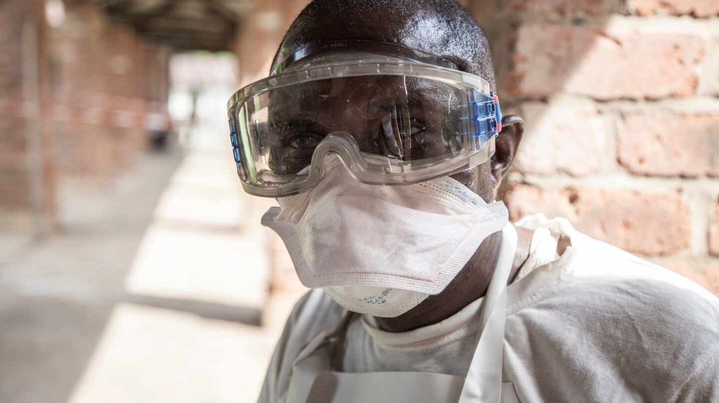 Ebola: Un sanitario que trabaja en una ala aislada del Hospital Bikoro de la República Democrática del Congo.