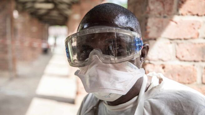 Ebola: Un sanitario que trabaja en una ala aislada del Hospital Bikoro de la República Democrática del Congo.