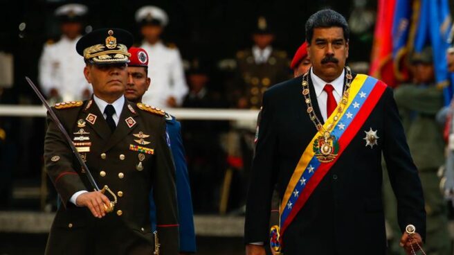 El presidente de Venezuela, Nicolás Maduro, en su toma de posesión, junto al ministro de Defensa.