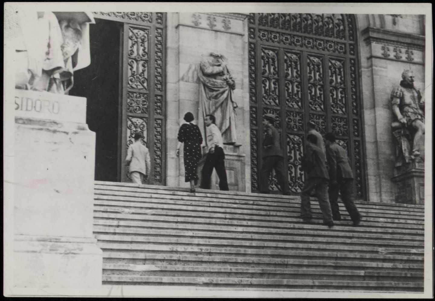 Estatua de Lope de Vega sin cabeza en la BNE. Antifafot Madrid. 1936-1936