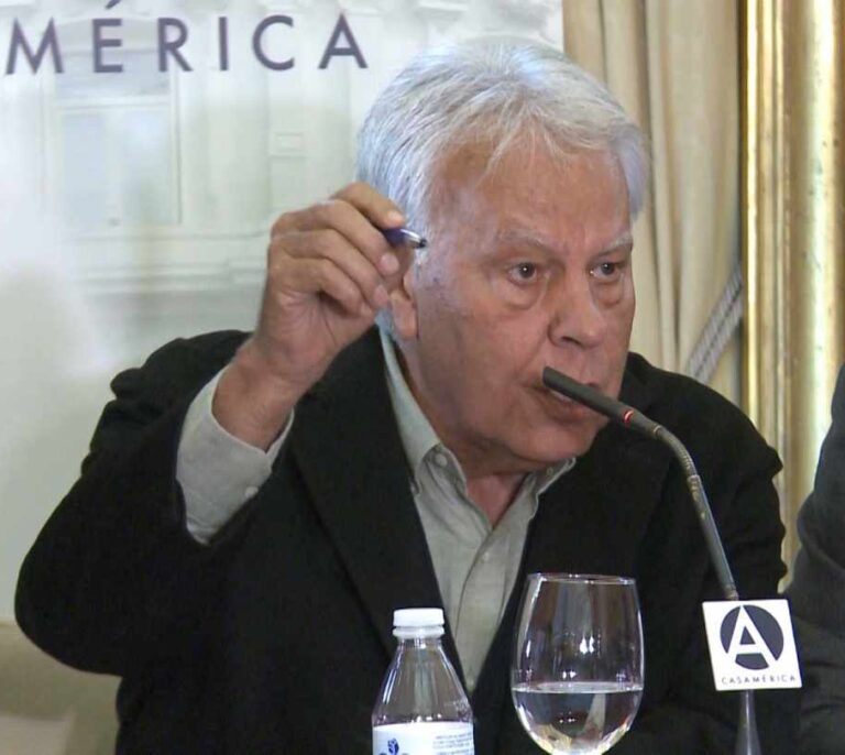 Felipe González pide que "ningún demócrata de buena fe" le haga el juego a ETA