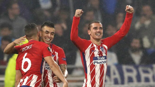 Antoine Griezmann (d) de Atlético celebra el 2-0 hoy, miércoles 16 de mayo de 2018, durante la final de la Liga Europa entre Olympique Marsella y Atlético Madrid en Lyon (Francia). EFE