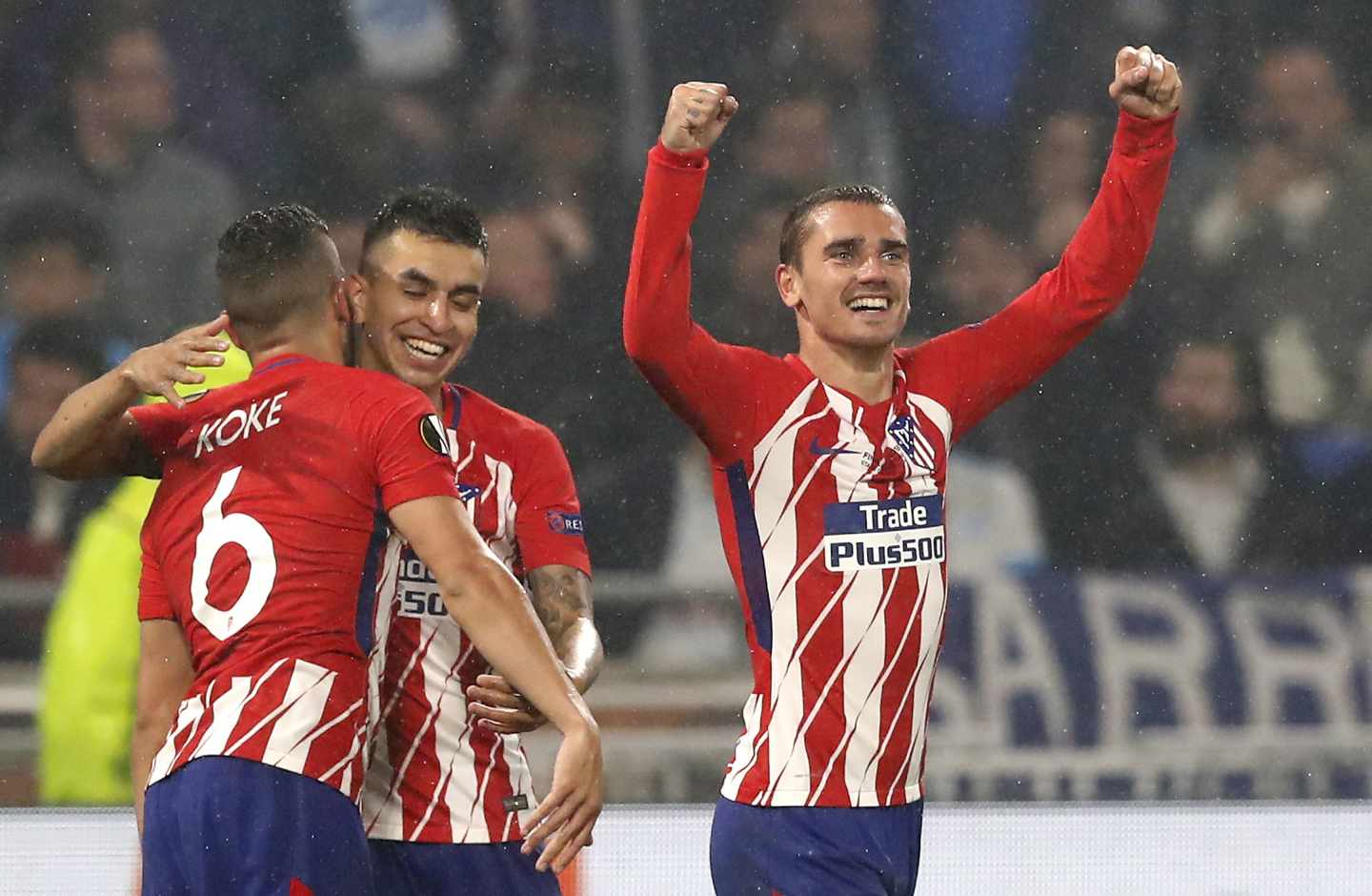 Antoine Griezmann (d) de Atlético celebra el 2-0 hoy, miércoles 16 de mayo de 2018, durante la final de la Liga Europa entre Olympique Marsella y Atlético Madrid en Lyon (Francia). EFE