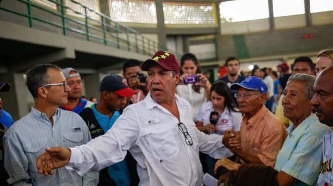 El opositor venezolano Henri Falcón vota en Barquisimeto.