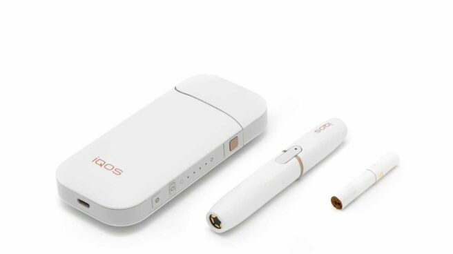 IQOS, el dispositivo de tabaco calentado de Philip Morris International, que es igual de tóxico y adictivo que el tabaco convencional, según los neumólogos.