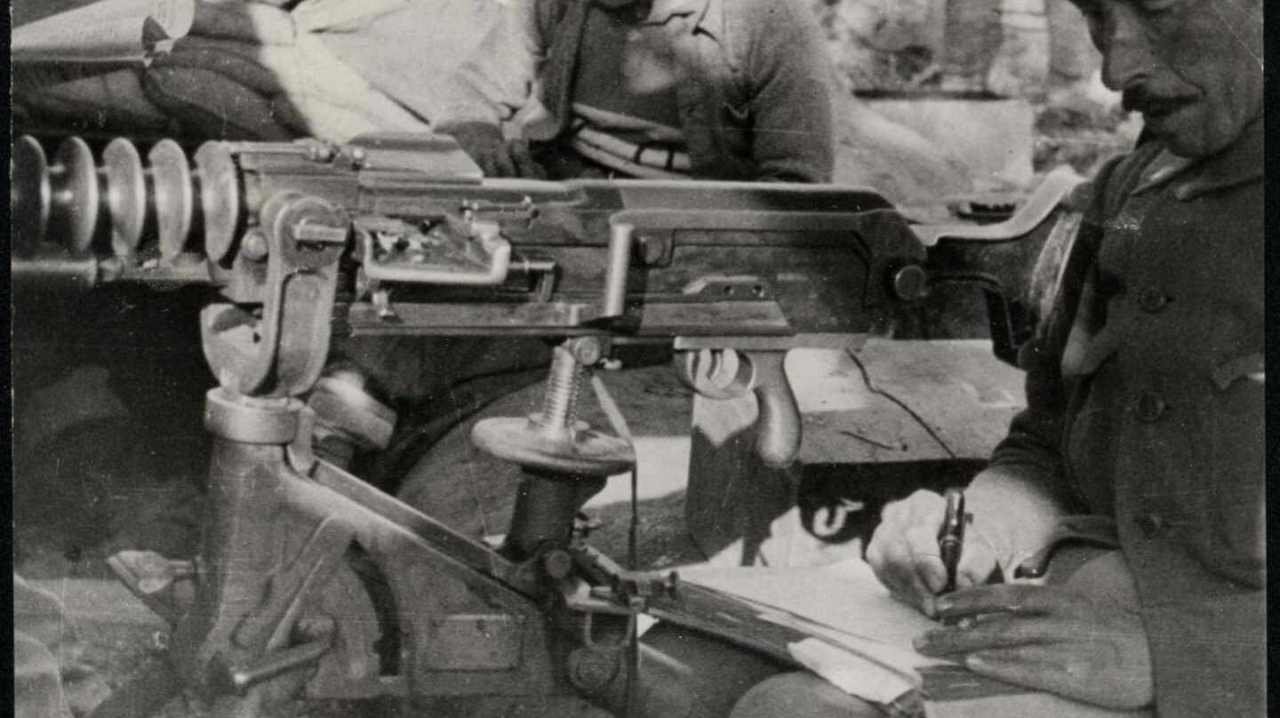 Imagen de soldado con metralleta escribiendo. Cultura en los Frentes durante la Guerra Civil. 1936-1939