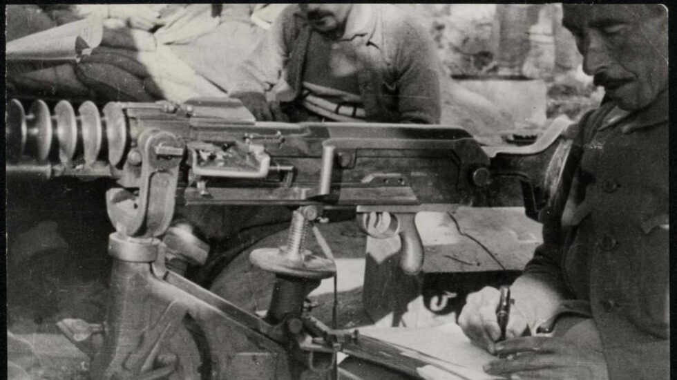 Imagen de soldado con metralleta escribiendo. Cultura en los Frentes durante la Guerra Civil. 1936-1939
