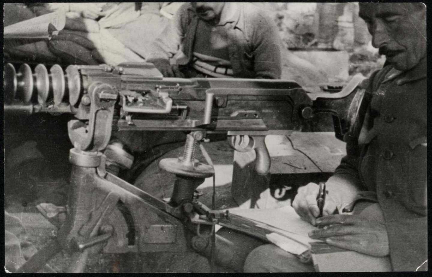 Imagen de soldado con metralleta escribiendo. Cultura en los Frentes durante la Guerra Civil. 1936-1939