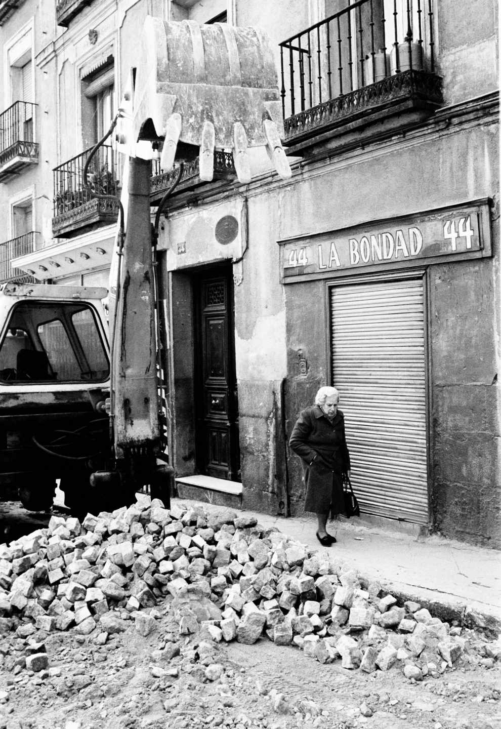 La Bondad, obras de adoquinado en Lavapies Madrid 1985 - foto Marivi Ibarrola