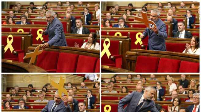 Carlos Carrizosa, de Ciudadanos, retira un lazo amarillo en el Parlament.