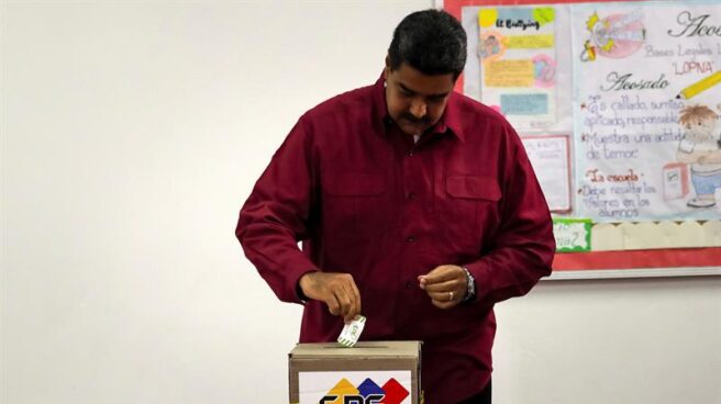 Maduro vota y amenaza:"Venezolano, tú decides: votos o balas, paz o violencia"