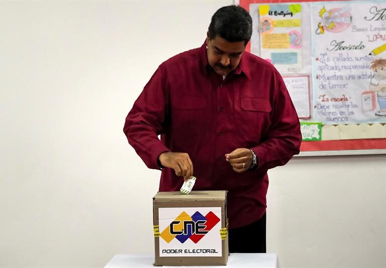 Maduro vota y amenaza:"Venezolano, tú decides: votos o balas, paz o violencia"
