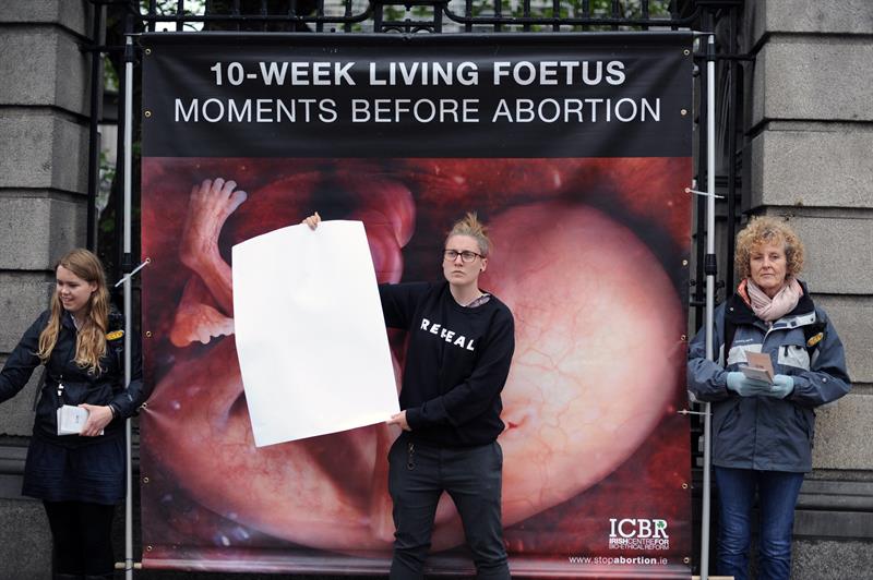 Una activista proaborto ante el Parlamento de Dublín.