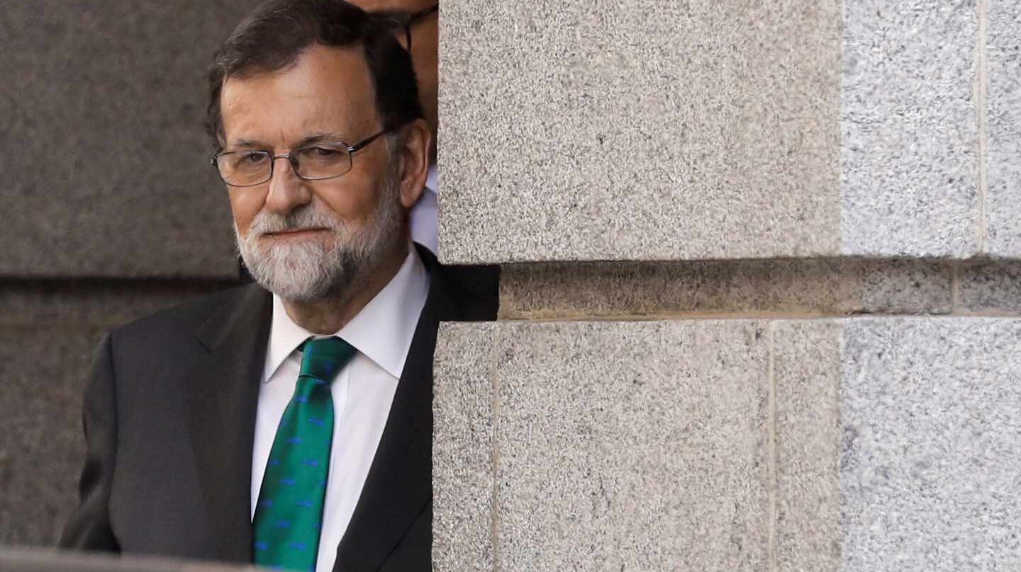 El presidente del gobierno Mariano Rajoy, abandona el Congreso tras la sesión de la mañana en la primera jornada de la moción de censura presentada por el PSOE contra el Gobierno.