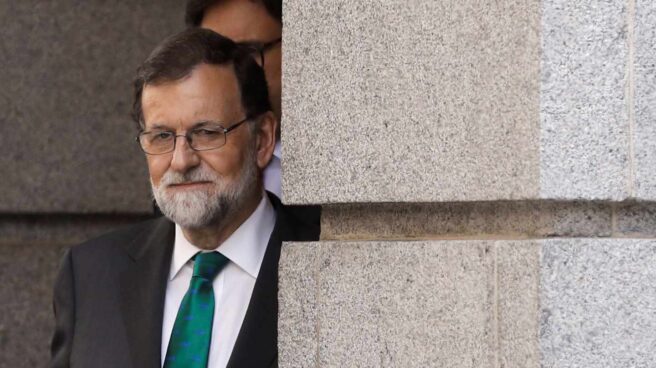 El presidente del gobierno Mariano Rajoy, abandona el Congreso tras la sesión de la mañana en la primera jornada de la moción de censura presentada por el PSOE contra el Gobierno.