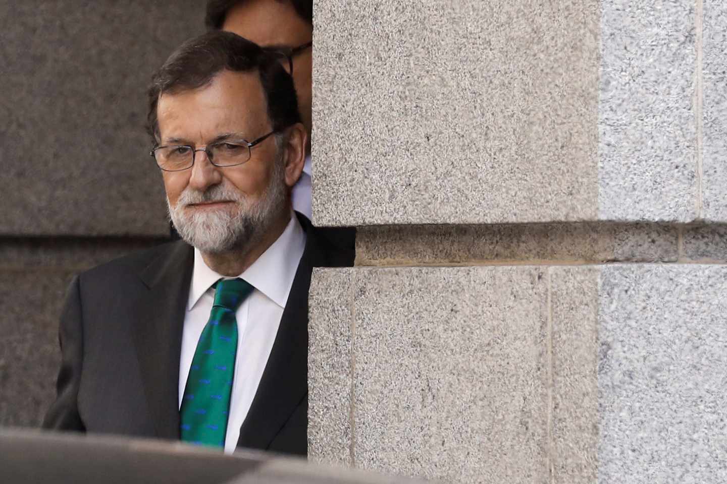 El presidente del gobierno Mariano Rajoy, abandona el Congreso tras la sesión de la mañana en la primera jornada de la moción de censura presentada por el PSOE contra el Gobierno.