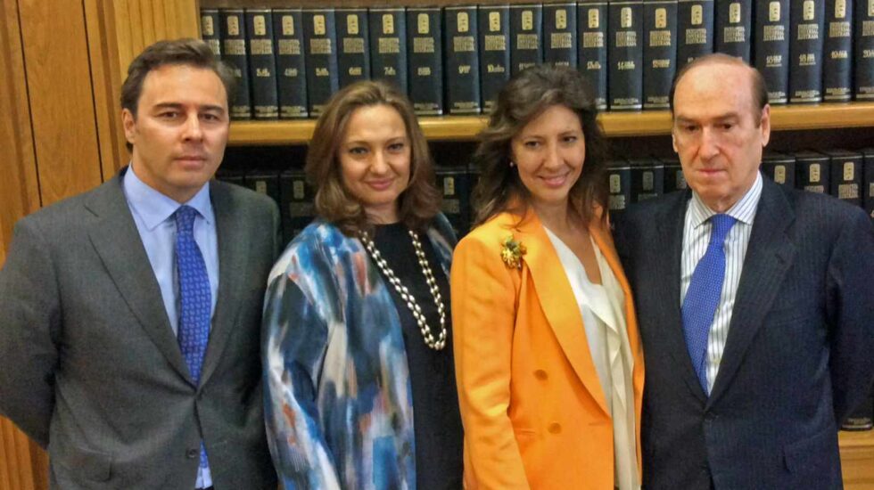 El ex presidente de El Corte Inglés, Dimas Gimeno, con sus primas Cristina y Marta Álvarez, junto al presidente de la Fundación Areces, Florencio Lasaga.