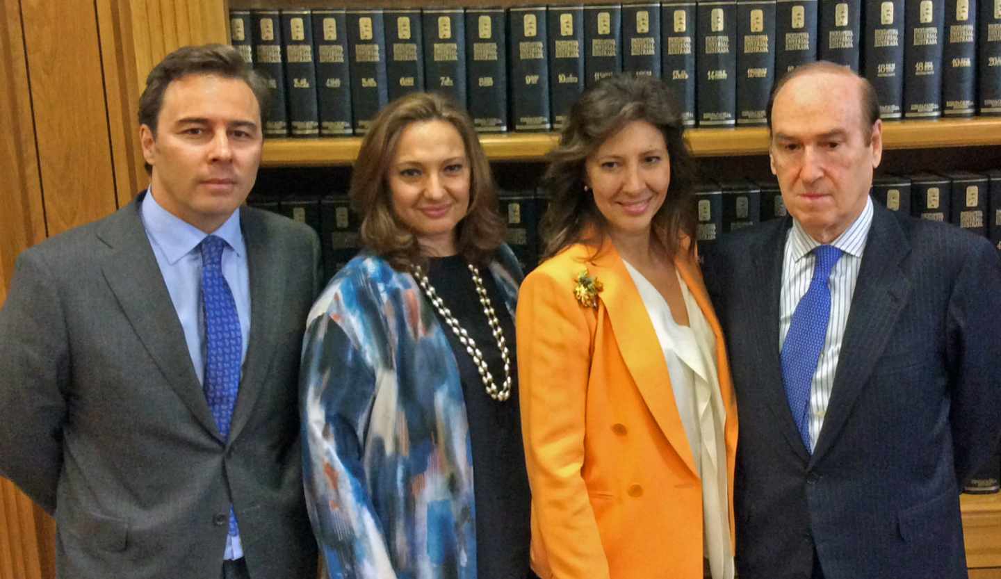 El ex presidente de El Corte Inglés, Dimas Gimeno, con sus primas Cristina y Marta Álvarez, junto al presidente de la Fundación Areces, Florencio Lasaga.