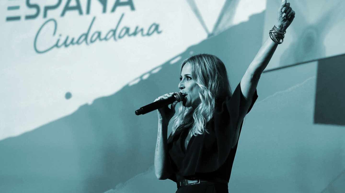 La cantante Marta Sánchez, canta 'a capella' su versión del himno de España, durante la presentación de la plataforma "ESPAÑA Ciudadana", una plataforma propuesta por Ciudadanos en favor de la unidad del país, hoy en un acto en el Palacio de Congresos de Ifema de Madrid