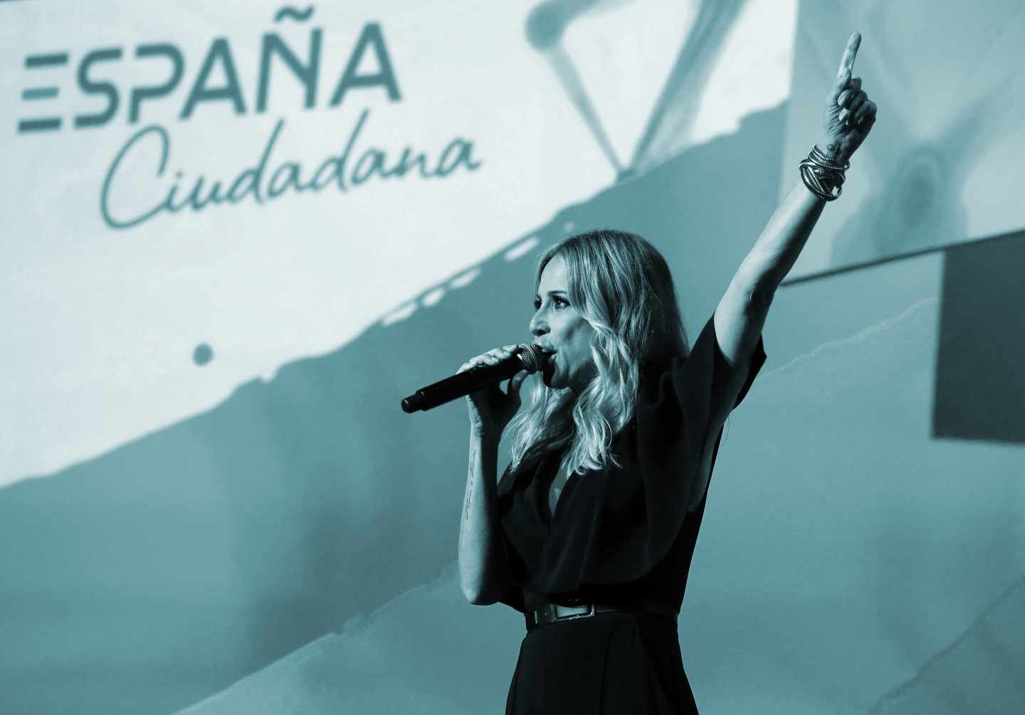 La cantante Marta Sánchez, canta 'a capella' su versión del himno de España, durante la presentación de la plataforma "ESPAÑA Ciudadana", una plataforma propuesta por Ciudadanos en favor de la unidad del país, hoy en un acto en el Palacio de Congresos de Ifema de Madrid