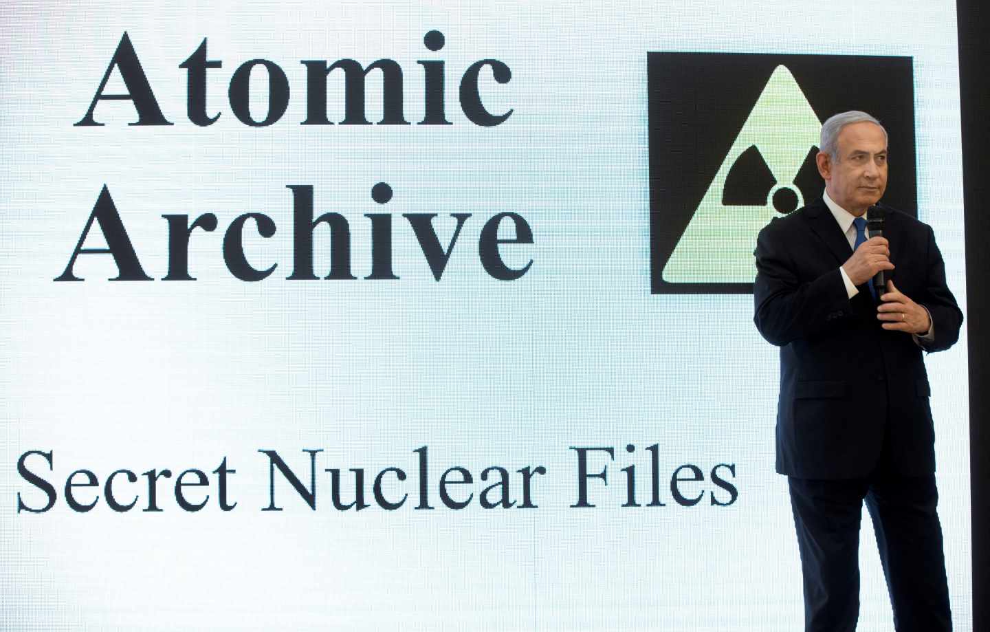 El primer ministro israelí, Benjamin Netanyahu, muestra un PowerPoint sobre el progrma nuclear de Irán.