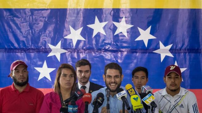 Varios miembros de la Mesa de la Unidad Democrática, alianza opositora, en una rueda de prensa en Caracas.