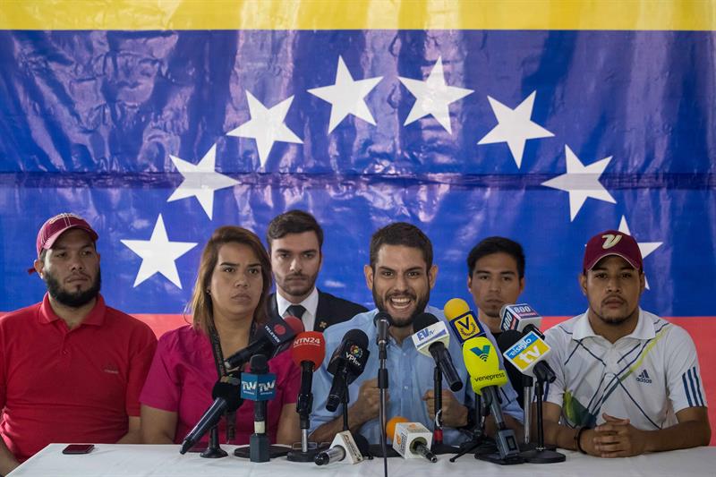 Varios miembros de la Mesa de la Unidad Democrática, alianza opositora, en una rueda de prensa en Caracas.