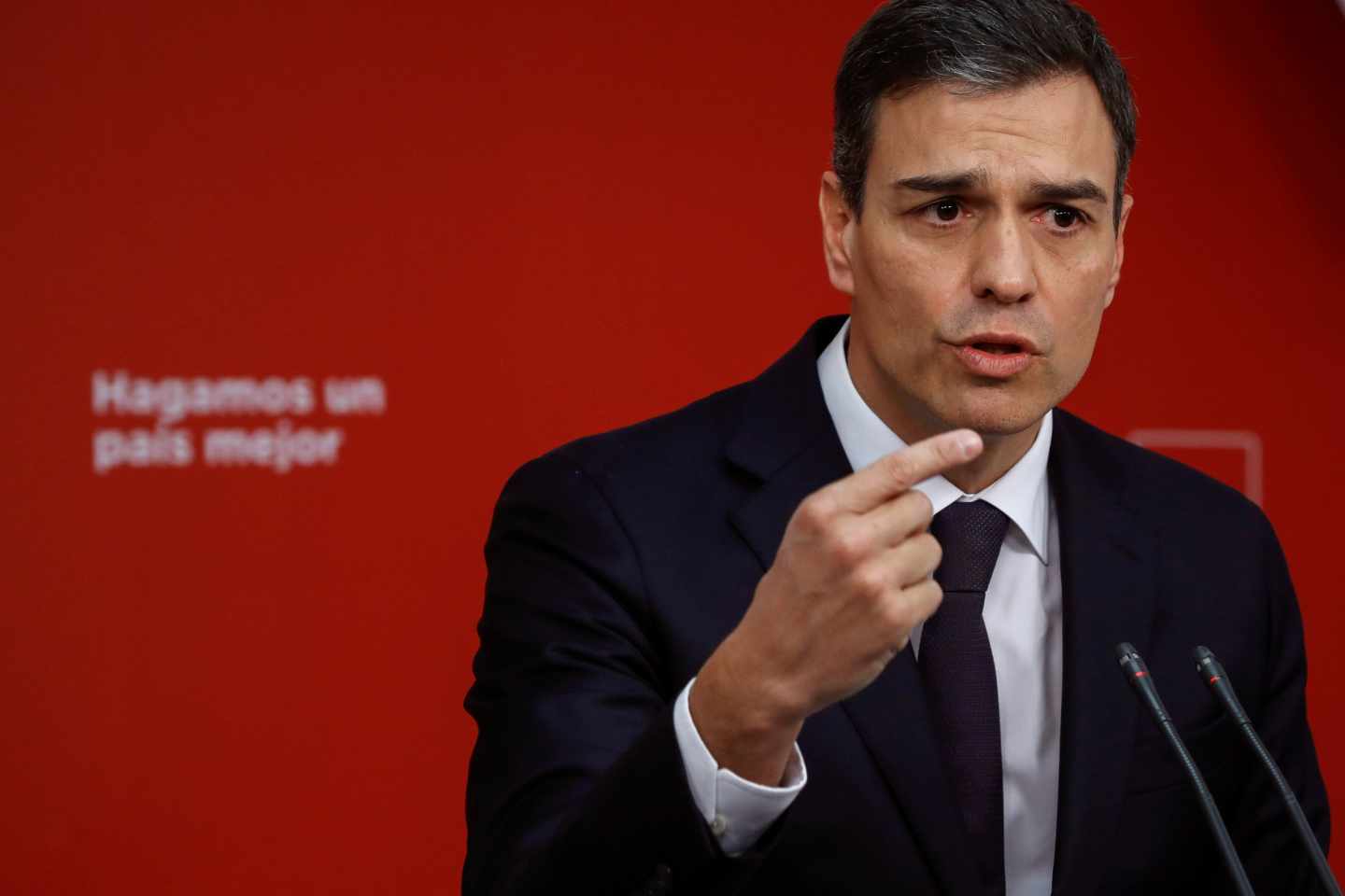 El líder del PSOE, Pedro Sánchez, en rueda de prensa ofrecida en la sede del Partido, tras la reunión mantenida con el presidente del Gobierno, Mariano Rajoy, en el Palacio de la Moncloa para tratar de coordinar una acción conjunta ante el nuevo escenario político abierto en Cataluña con la investidura de Quim Torra.