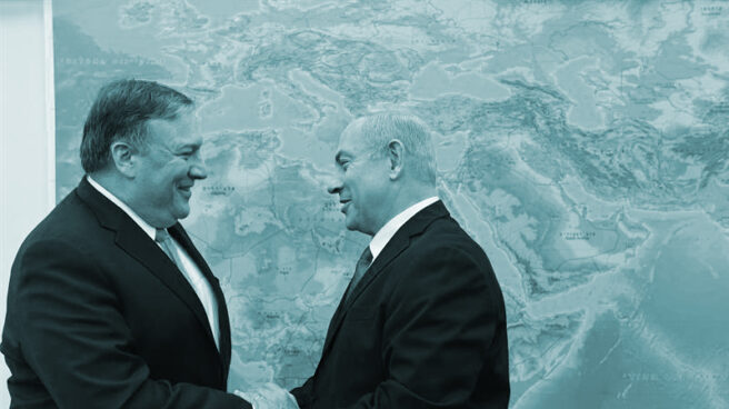 El jefe de la diplomacia de EEUU, Mike Pompeo, junto al primer ministro israelí, Benjamin Netanyahu, ante un mapa.