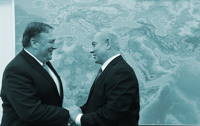 El jefe de la diplomacia de EEUU, Mike Pompeo, junto al primer ministro israelí, Benjamin Netanyahu, ante un mapa.
