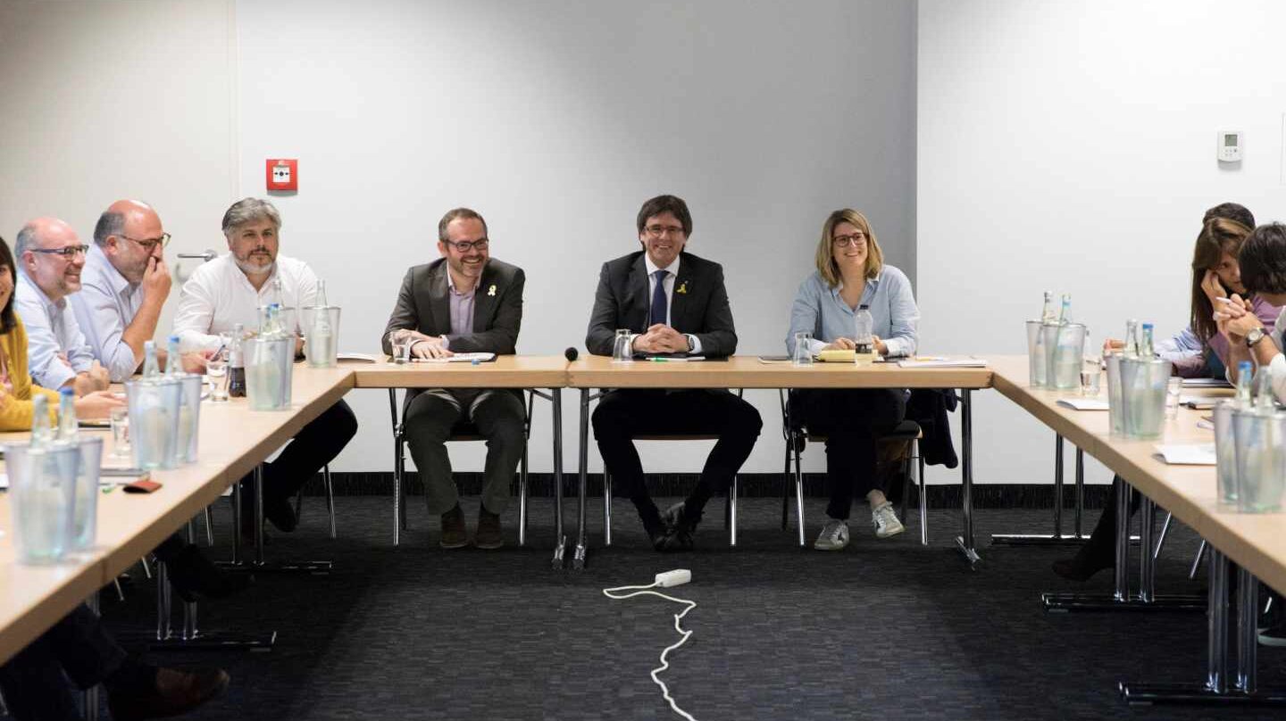 El expresidente de la Generalitat de Cataluña Carles Puigdemont, junto a la portavoz de JxCat, Elsa Altadi, en Berlín.