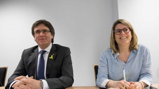 El expresidente de la Generalitat de Cataluña Carles Puigdemont, junto a la portavoz de JxCat, Elsa Altadi, en Berlín.