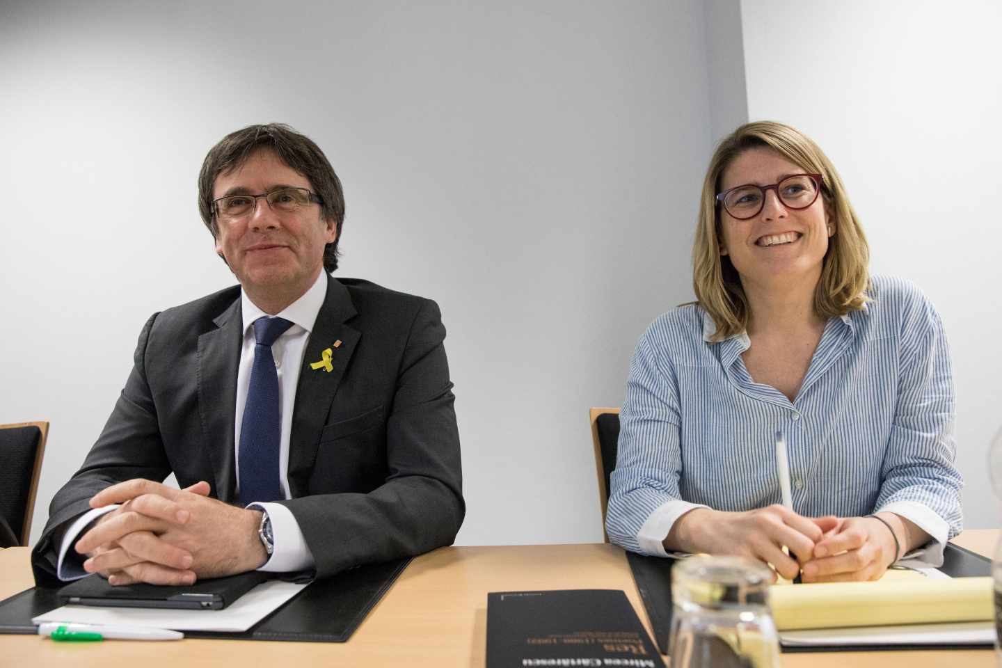 El expresidente de la Generalitat de Cataluña Carles Puigdemont, junto a la portavoz de JxCat, Elsa Altadi, en Berlín.