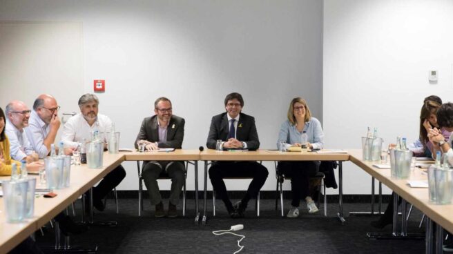 Puigdemont Artadi El expresidente de la Generalitat de Cataluña Carles Puigdemont, junto a la portavoz de JxCat, Elsa Altadi, en Berlín.