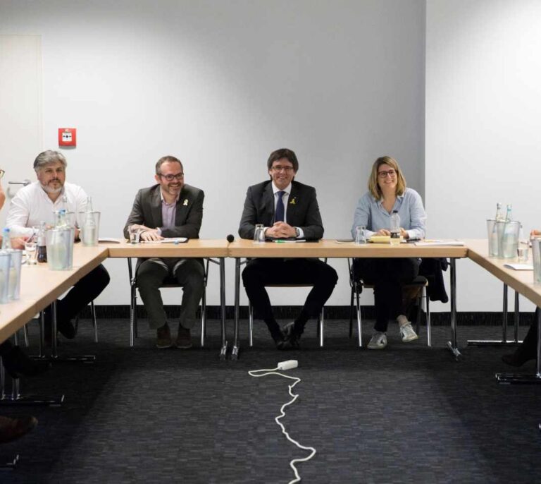 Puigdemont busca su 'hombre de paja' tras el veto del Constitucional a su investidura