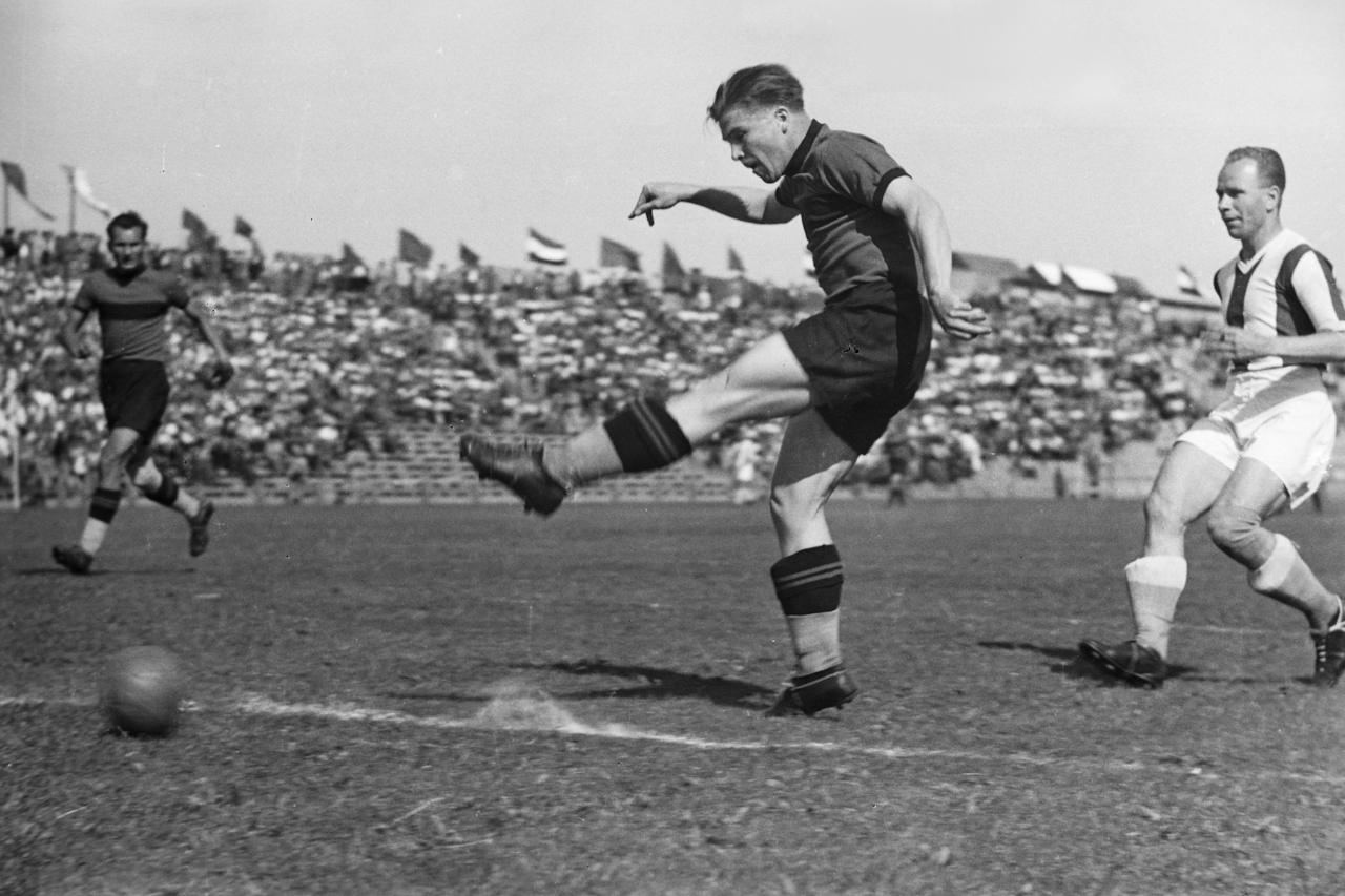 Puskás durante un partido frente al Újpesti Torna Egylet en 1949