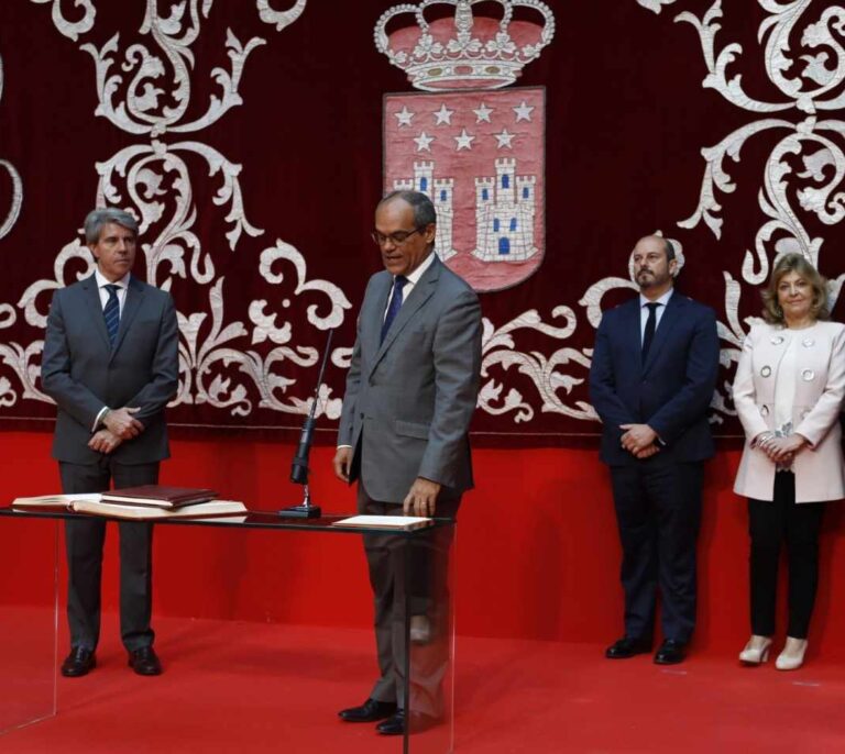 El consejero de Educación presionó al rector el día que estalló el escándalo del máster