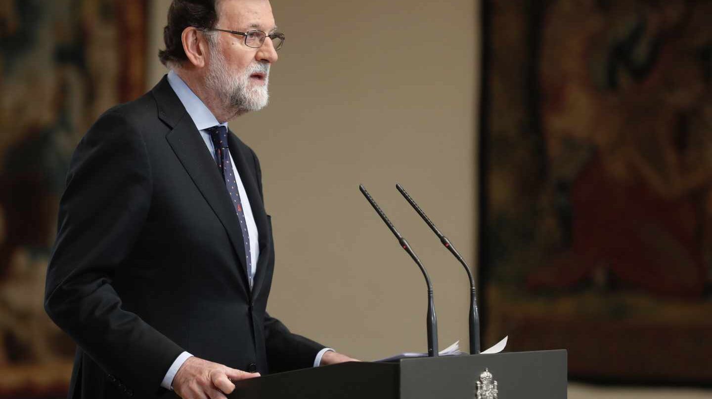 El presidente del Gobierno español, Mariano Rajoy, durante la declaración institucional que ha pronunciado hoy en el Palacio de La Moncloa, después de que ETA, que asesinó a más de 850 personas, anunciara el jueves "el final de su trayectoria" y el "desmantelamiento" total "del conjunto de sus estructuras". Rajoy ha asegurado que la democracia española ha "vencido" a la banda terrorista ETA, y recordó a todas sus víctimas "sin distingos ni categorías".