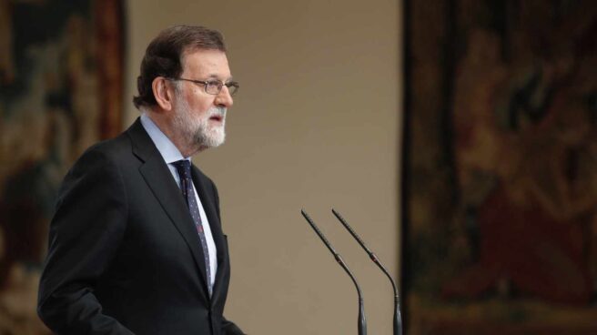 El presidente del Gobierno español, Mariano Rajoy, durante la declaración institucional que ha pronunciado hoy en el Palacio de La Moncloa, después de que ETA, que asesinó a más de 850 personas, anunciara el jueves "el final de su trayectoria" y el "desmantelamiento" total "del conjunto de sus estructuras". Rajoy ha asegurado que la democracia española ha "vencido" a la banda terrorista ETA, y recordó a todas sus víctimas "sin distingos ni categorías".