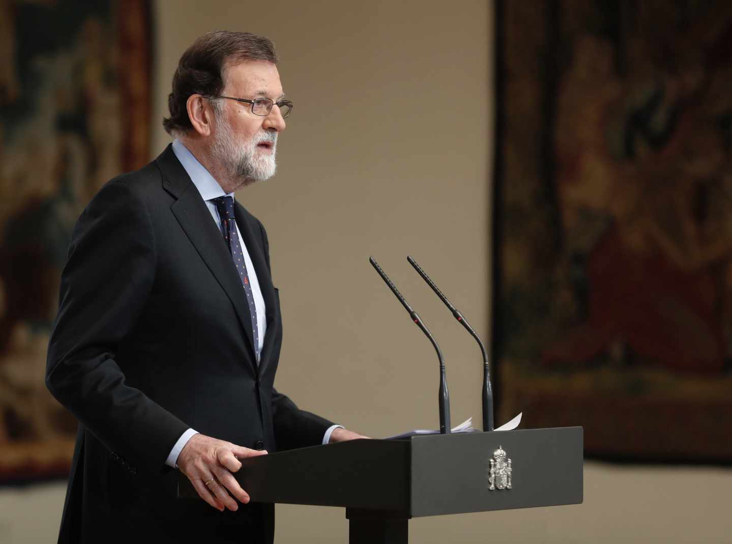 El presidente del Gobierno español, Mariano Rajoy, durante la declaración institucional que ha pronunciado hoy en el Palacio de La Moncloa, después de que ETA, que asesinó a más de 850 personas, anunciara el jueves "el final de su trayectoria" y el "desmantelamiento" total "del conjunto de sus estructuras". Rajoy ha asegurado que la democracia española ha "vencido" a la banda terrorista ETA, y recordó a todas sus víctimas "sin distingos ni categorías".