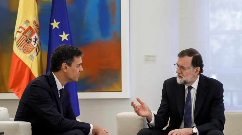 El presidente del Gobierno, Mariano Rajoy (d), y el líder del PSOE, Pedro Sánchez, durante la reunión que mantuvieron hoy en el Palacio de la Moncloa para tratar de coordinar una acción conjunta ante el nuevo escenario político abierto en Cataluña con la investidura de Quim Torra