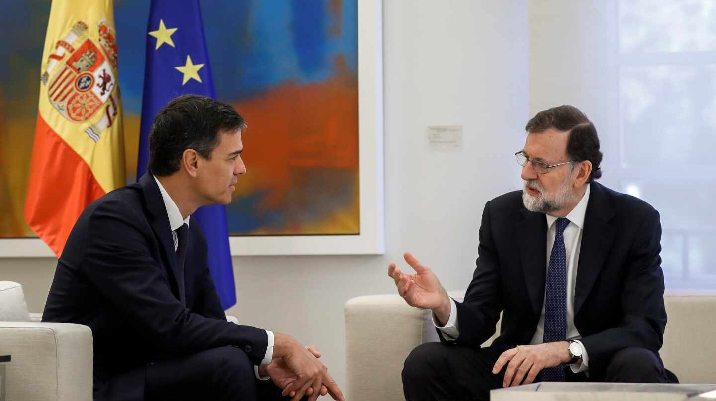 El presidente del Gobierno, Mariano Rajoy (d), y el líder del PSOE, Pedro Sánchez, durante la reunión que mantuvieron hoy en el Palacio de la Moncloa para tratar de coordinar una acción conjunta ante el nuevo escenario político abierto en Cataluña con la investidura de Quim Torra
