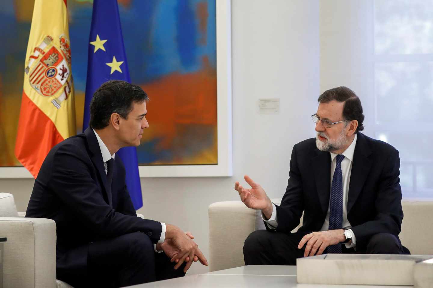 El presidente del Gobierno, Mariano Rajoy (d), y el líder del PSOE, Pedro Sánchez, durante la reunión que mantuvieron hoy en el Palacio de la Moncloa para tratar de coordinar una acción conjunta ante el nuevo escenario político abierto en Cataluña con la investidura de Quim Torra