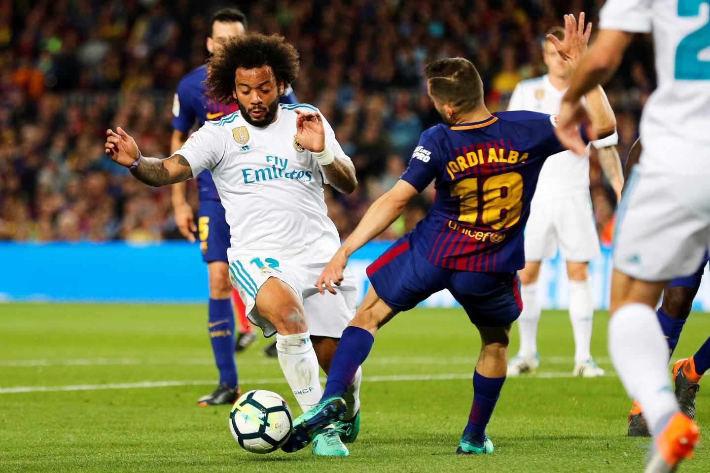 El defensa brasileño del Real Madrid, Marcelo (i), intenta superar la entrada del jugador del FC Barcelona, Jordi Alba, durante el encuentro correspondiente a la jornada 36 de primera división que disputan esta noche en el estadio del Nou Camp.