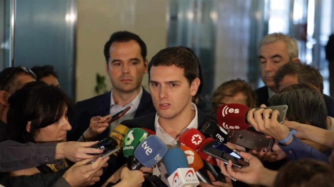 Rivera pide a Rajoy colaboración para analizar cómo extender el artículo 155