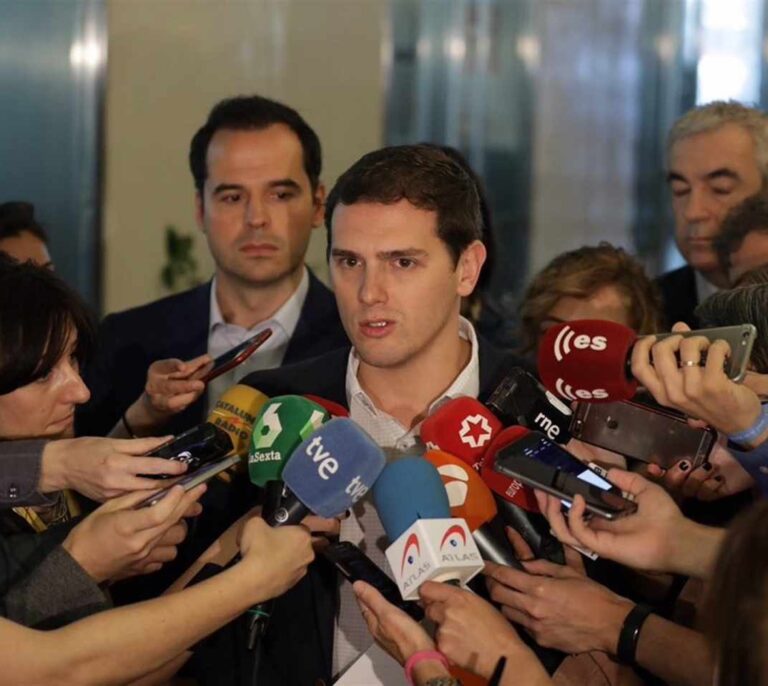 Rivera pide a Rajoy colaboración para analizar cómo extender el artículo 155