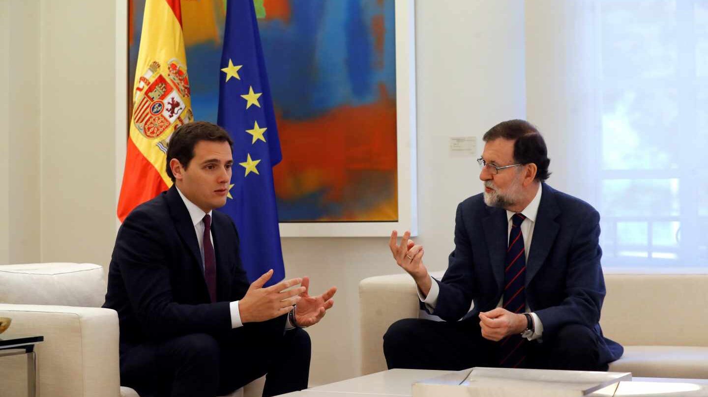 El presidente del Gobierno, Mariano Rajoy, durante la reunión que mantuvo esta mañana con el líder de Ciudadanos, Albert Rivera (izda), con quien buscará recomponer un frente al desafío secesionista en Cataluña, después de que la formación naranja anunciara que rompía el pacto para la aplicación del artículo 155 de la Constitución en esa comunidad.